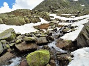 66 Tanta acqua nel ruscello discendente dal lago
